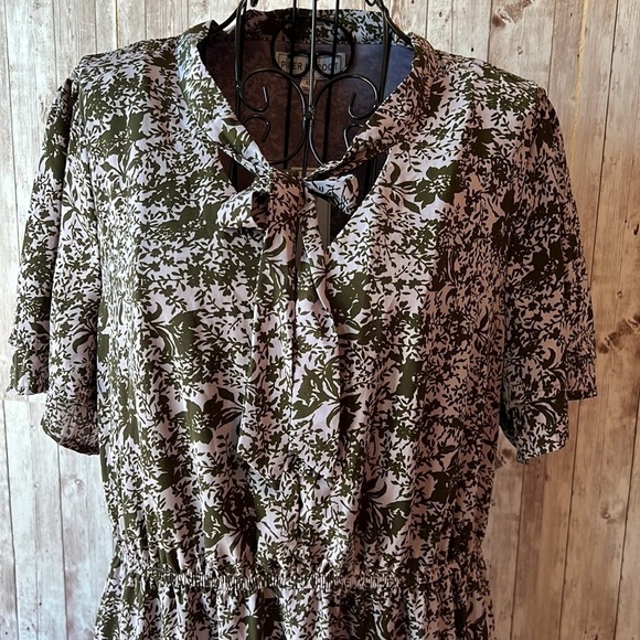 Piper & Scoot V-Neck Floral Dress - Picture 5 of 9